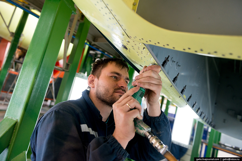 Illustration for article titled These Riveting Photos Show How Russia's Su-34 Fullback Fighter-Bombers Get Built